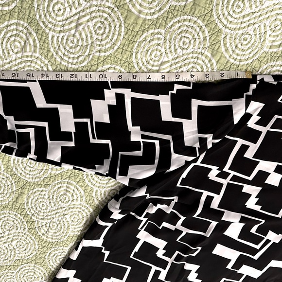 Bloomchic 22-24 Plus, V-neck Blouse Beautiful black w/white, very elegant! - Picture 11 of 13